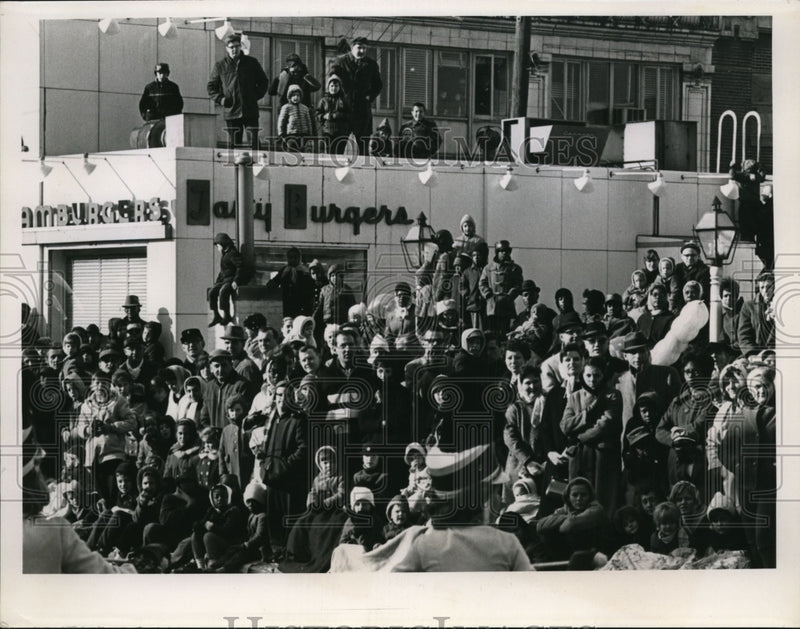 Load image into Gallery viewer, 1964 Press Photo Unknown Crowd - nef36976
