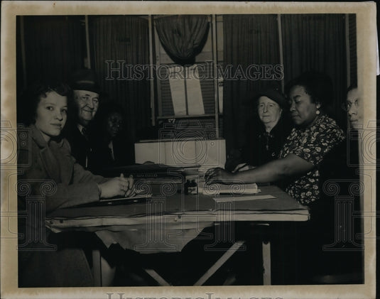 1943 Press Photo Voting Booth Workers Looking for Business - nef37105