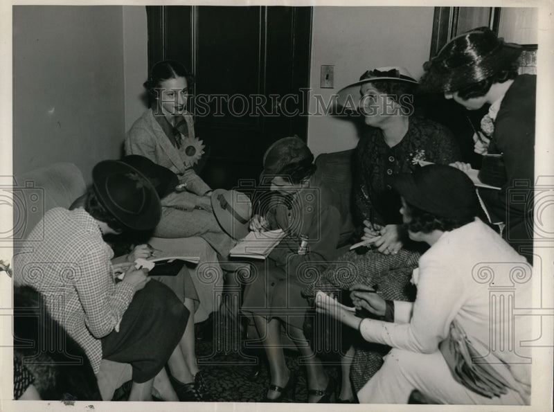 Load image into Gallery viewer, 1936 Press Photo Peggy Ann Landon &amp; Reporters at Hotel Hollenden, Cleveland

