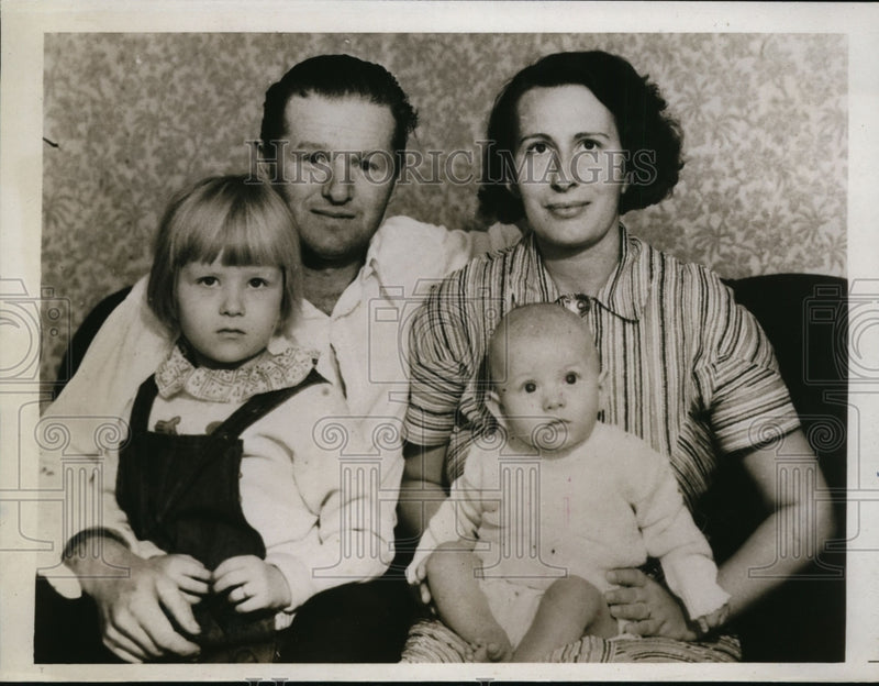 Load image into Gallery viewer, 1934 Press Photo Louis Henry Harms &amp; Family, Threatened with Deportation
