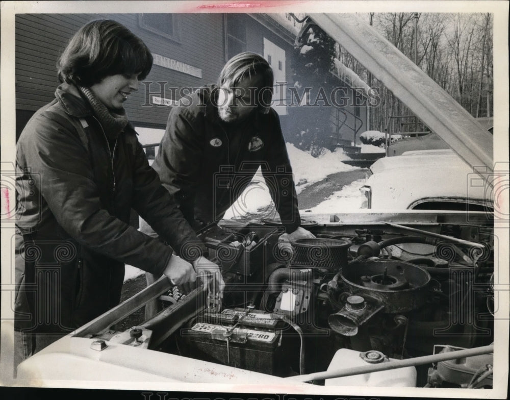 1978 Press Photo Woman Instructed in Car Battery Cable Pullers from Joe Campbell