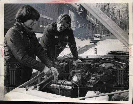 1978 Press Photo Woman Instructed in Car Battery Cable Pullers from Joe Campbell