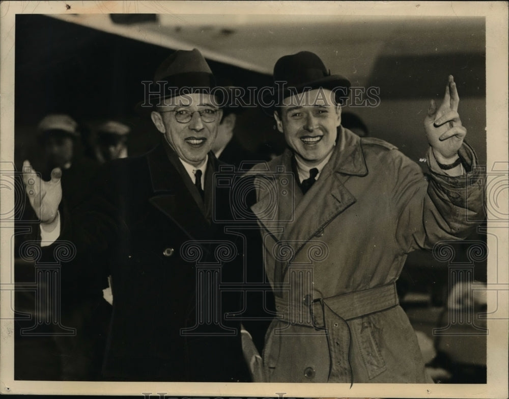 1941 Press Photo Earl Reeves, Merrill Mueller at New York Airport - nef37154