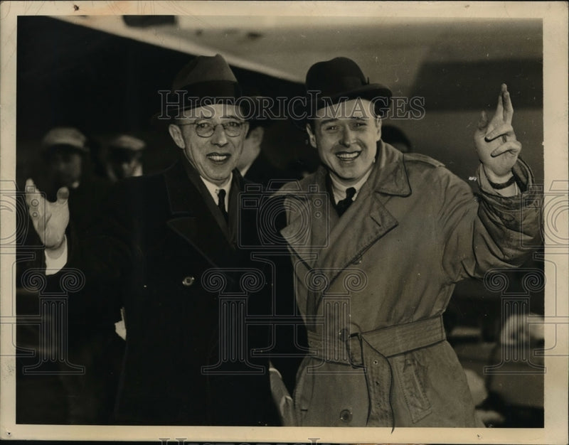 Load image into Gallery viewer, 1941 Press Photo Earl Reeves, Merrill Mueller at New York Airport - nef37154
