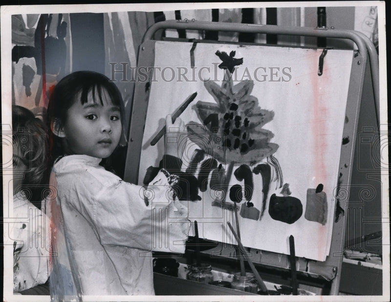 Load image into Gallery viewer, 1967 Press Photo Lakewood school Kindergarten Paints Christmas Pictures
