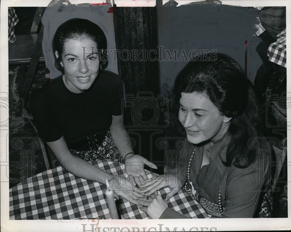1971 Press Photo Lynn Allchin, Palm Reader Madam Judy - nef37200