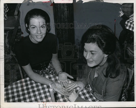 1971 Press Photo Lynn Allchin, Palm Reader Madam Judy - nef37200