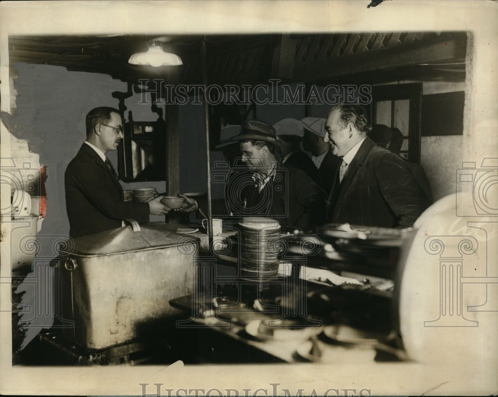 1927 Press Photo Urban Ledoux Giving Free Meals at Thanksgiving Day Party