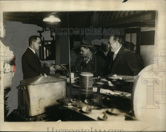 1927 Press Photo Urban Ledoux Giving Free Meals at Thanksgiving Day Party