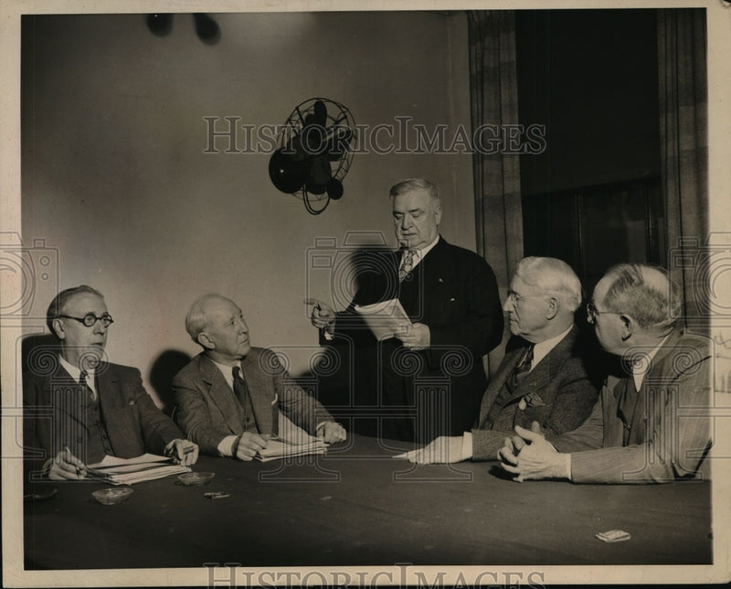 Load image into Gallery viewer, 1943 Press Photo Representatives of Five Railroad Brotherhood met in Chicago
