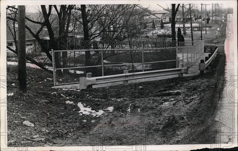 Load image into Gallery viewer, 1957 Press Photo New Pedestrian Walk on Webster Rd.bridge in Middleburg Heights
