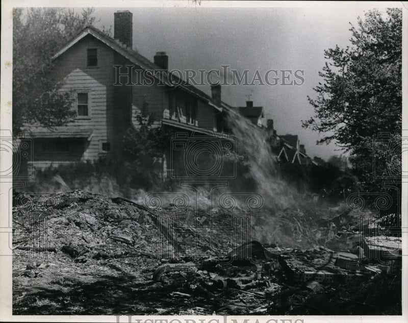 Load image into Gallery viewer, 1967 Press Photo Burning Homes for Freeway North West Corner of Delaware
