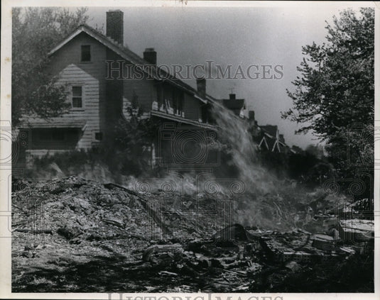 1967 Press Photo Burning Homes for Freeway North West Corner of Delaware