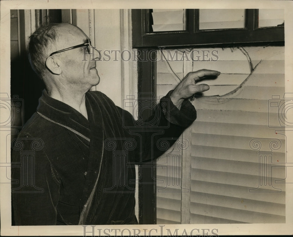 1952 Press Photo Man Inspecting Windows Broken by Vandals, Ohio - nef37260