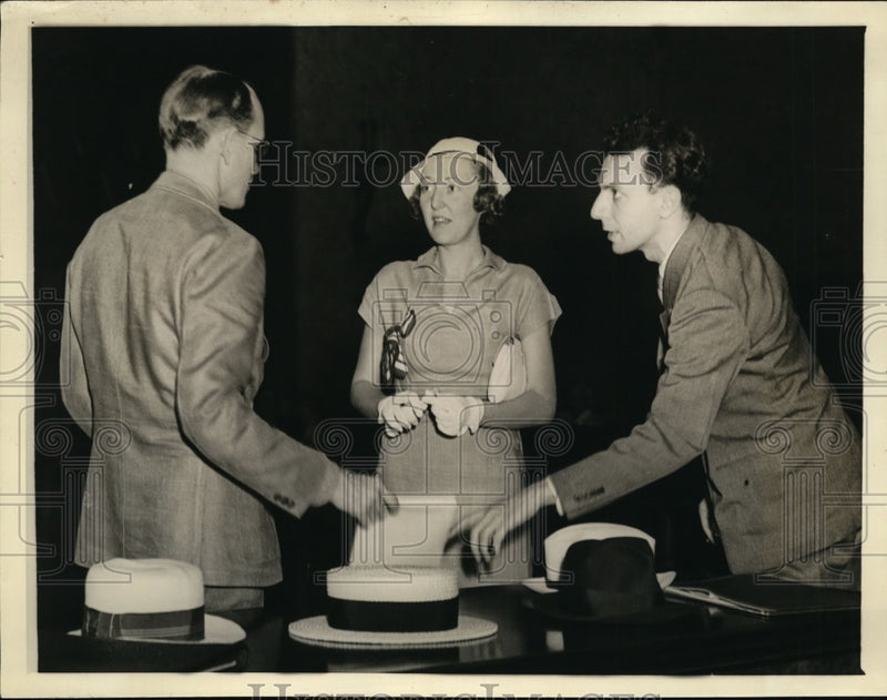 Load image into Gallery viewer, 1936 Press Photo Divorcee Dorothy Clark &amp; Attorneys in Court, Miami - nef37281
