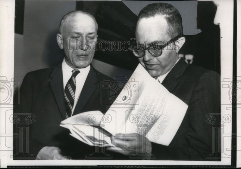Load image into Gallery viewer, 1958 Press Photo Bernard Schwartz, Morgan M. Moulder at Federal Hearing
