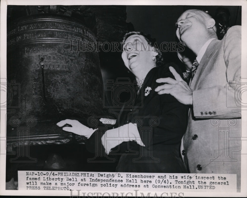 1952 Press Photo Dwight Eisenhower, Wife Mamie at Liberty Bell, Philadelphia