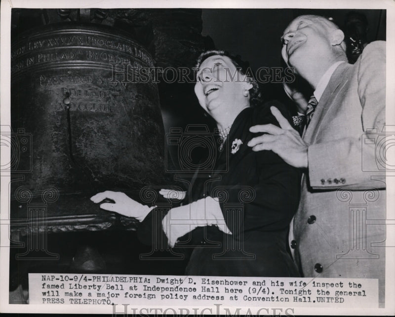 Load image into Gallery viewer, 1952 Press Photo Dwight Eisenhower, Wife Mamie at Liberty Bell, Philadelphia
