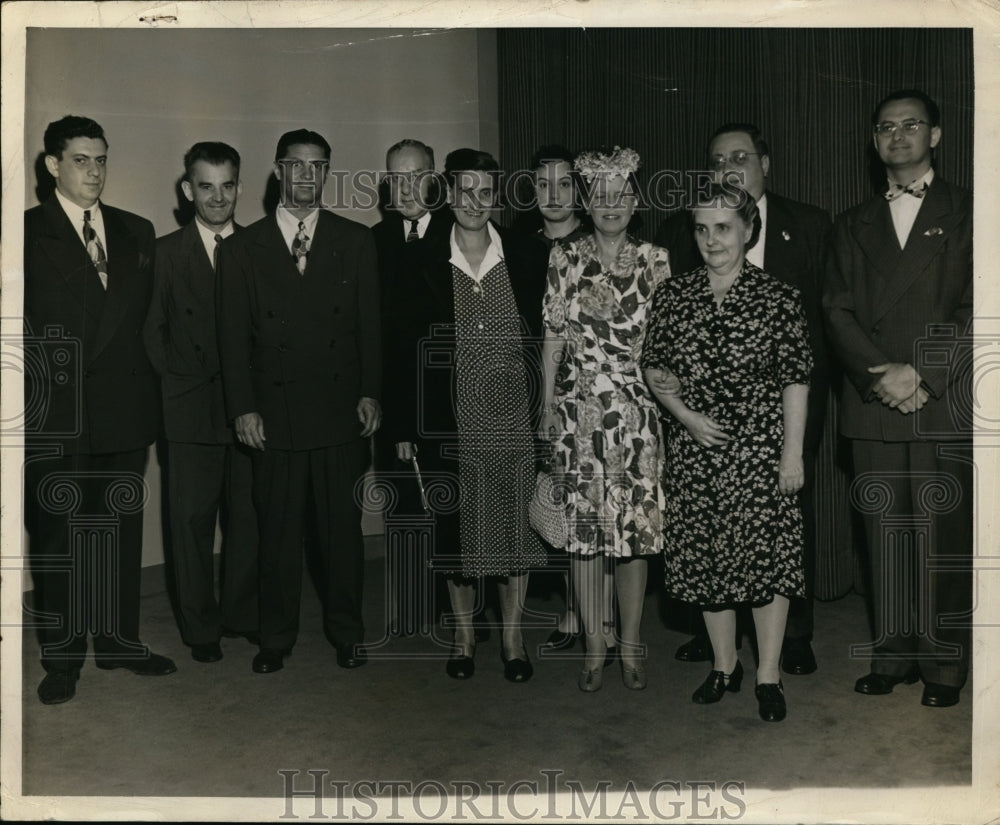 1945 Press Photo Guests at Screening of Columbia's Over 21 with Irene Dunn