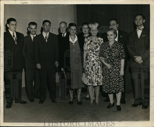 1945 Press Photo Guests at Screening of Columbia's Over 21 with Irene Dunn
