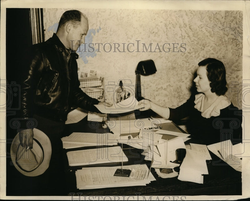 Load image into Gallery viewer, 1941 Press Photo Harry Sidewand and Mrs Robert M Harnuing - nef37430
