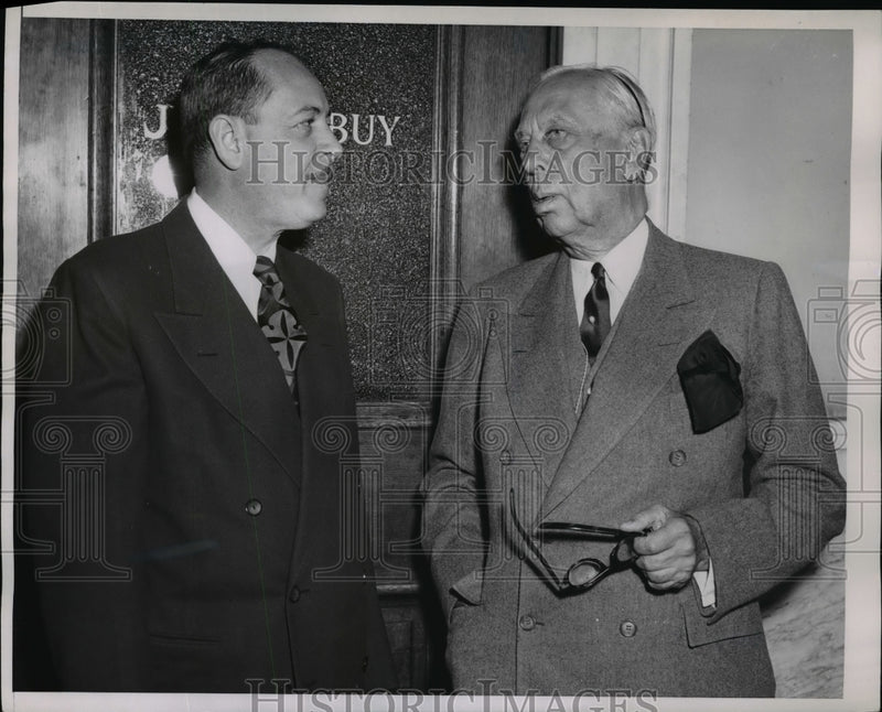 Load image into Gallery viewer, 1953 Press Photo Alfred Sloan, Lawyer at DuPont Antitrust Trial, Chicago
