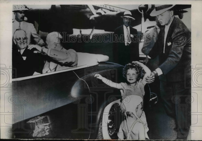 Load image into Gallery viewer, 1953 Press Photo Secret Service Agent Bringing Girls to Meet Dwight Eisenhower
