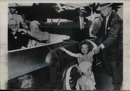 1953 Press Photo Secret Service Agent Bringing Girls to Meet Dwight Eisenhower