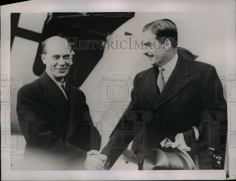 Load image into Gallery viewer, 1937 Press Photo Richard Sandler, Anthony Eden at Croydon Aerodrome, London

