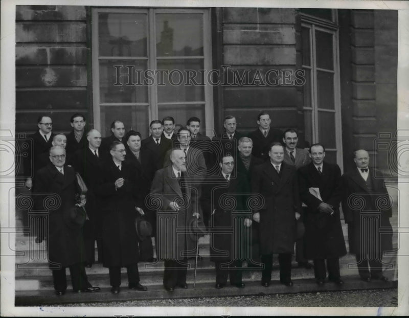 Load image into Gallery viewer, 1946 Press Photo New French Cabinet Members at First Meeting, Paris - nef37548
