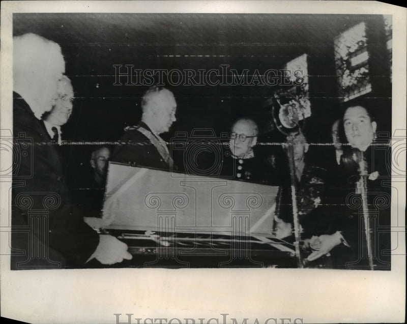 Load image into Gallery viewer, 1945 Press Photo Dwight Eisenhower is made a honorary citizen of Brussels
