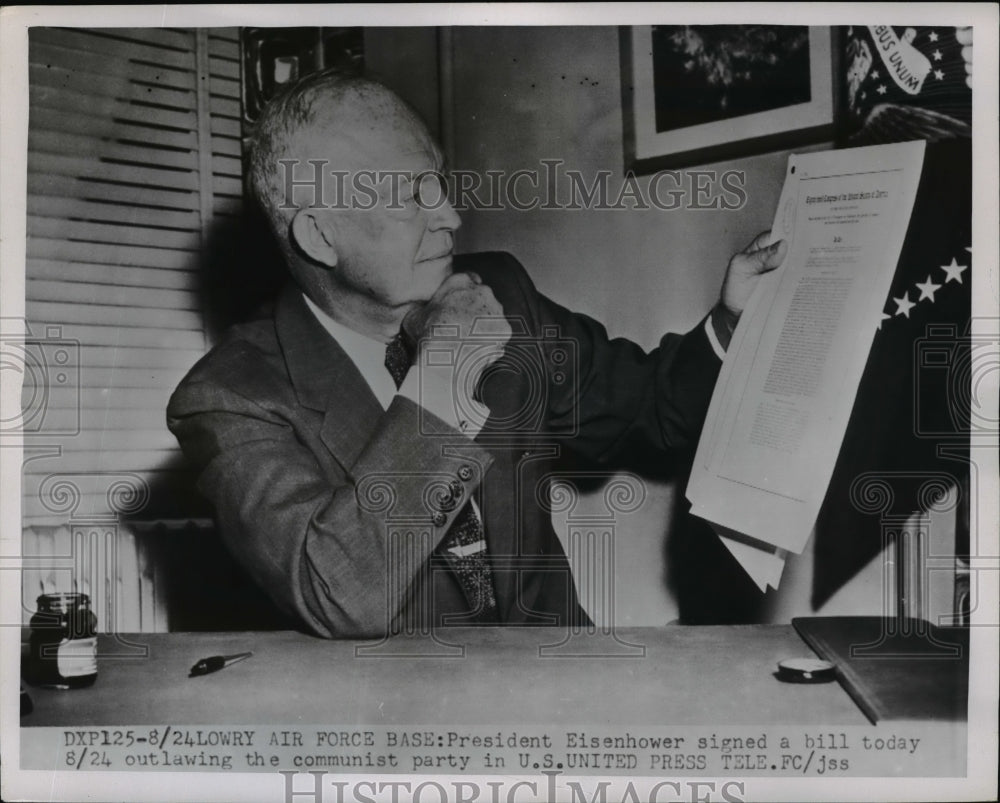 1954 Press Photo Dwight Eisenhower Signing Bill Outlawing Communism in U.S.