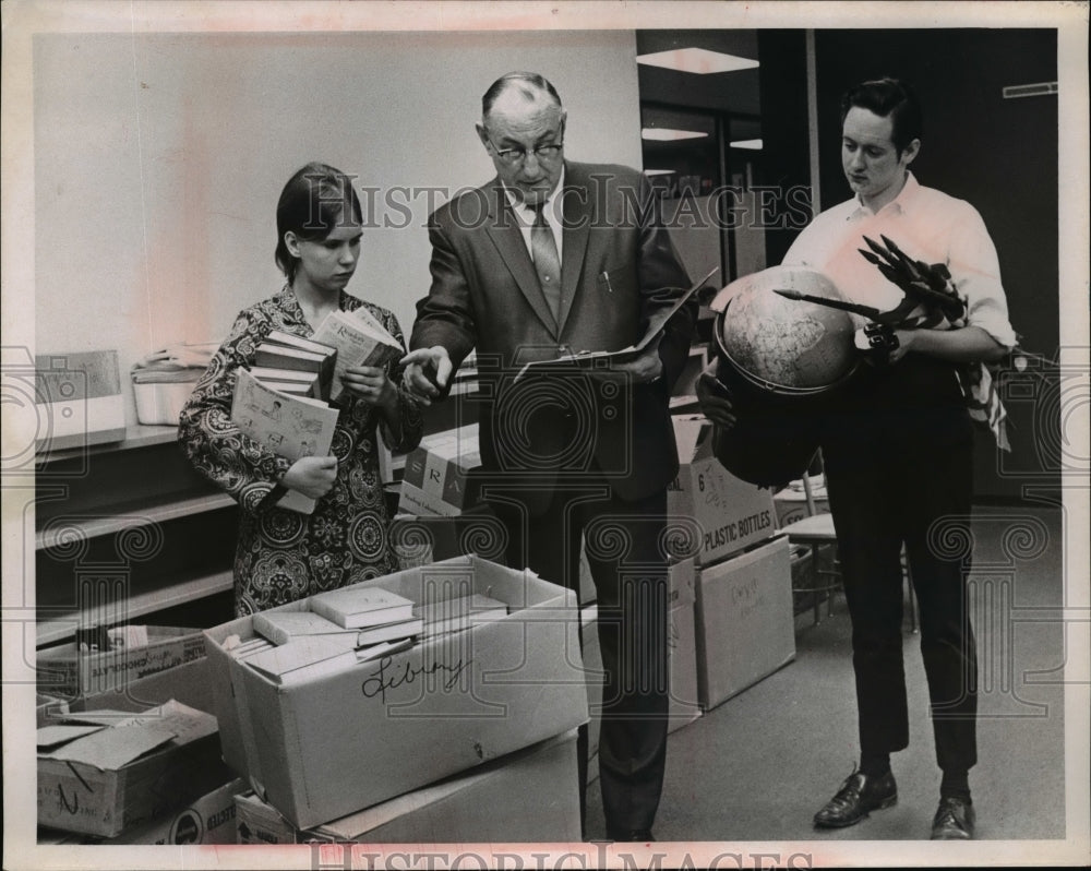 Press Photo First Day Classes at Beford High School New Wing - nef37618