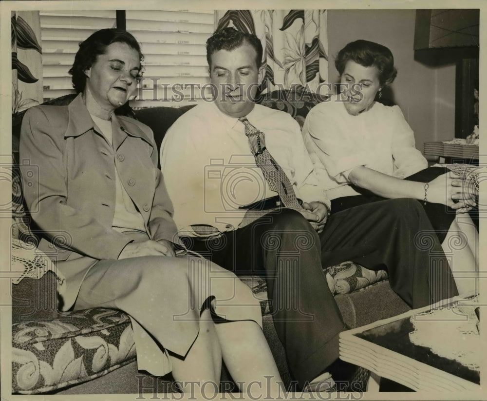 1955 Press Photo Floyd J. Pemberton & Women He Saved - nef37624