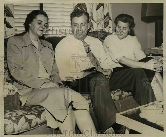 1955 Press Photo Floyd J. Pemberton & Women He Saved - nef37624