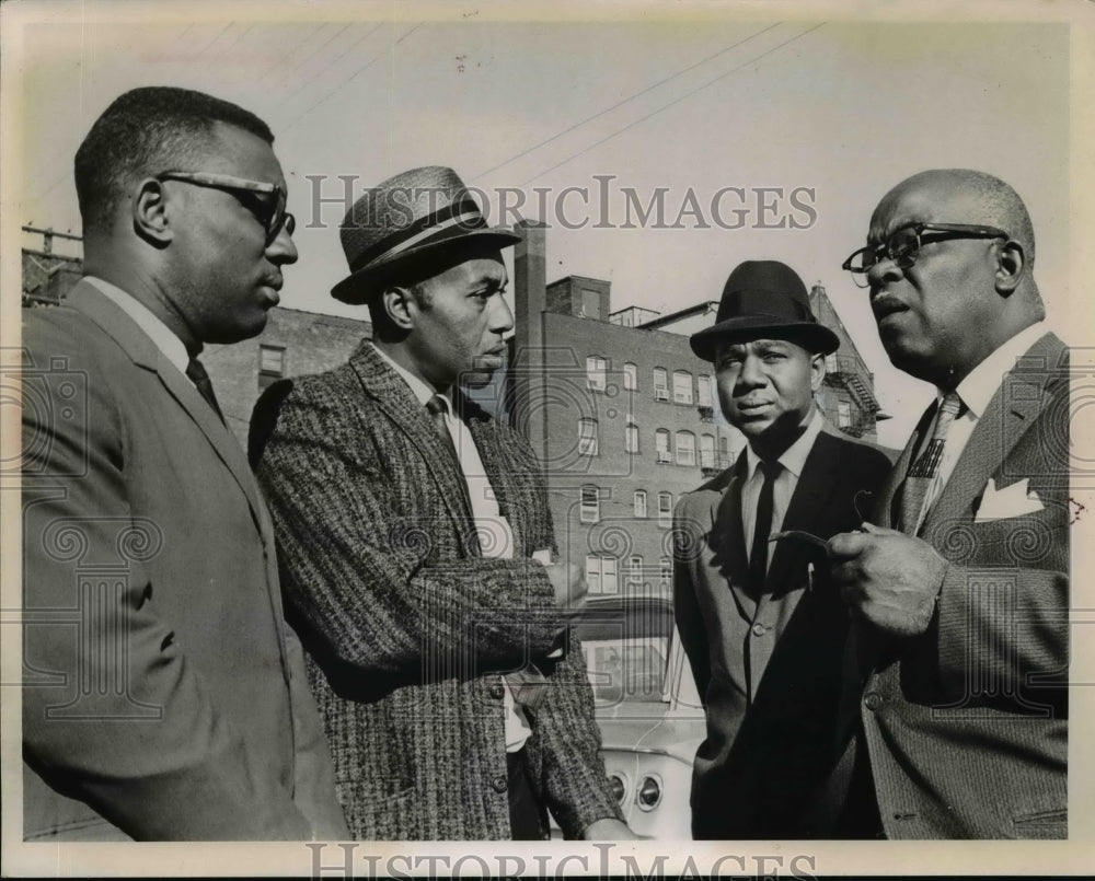 1963 Press Photo Men in Discussion - nef37626