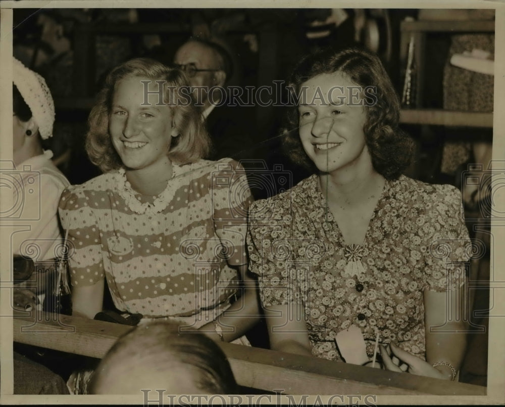 1940 Press Photo Marion Colt, Ruth Young at Good Time Track, goshen, New York