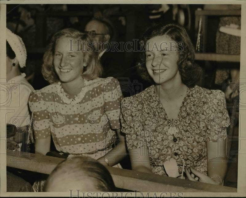 Load image into Gallery viewer, 1940 Press Photo Marion Colt, Ruth Young at Good Time Track, goshen, New York
