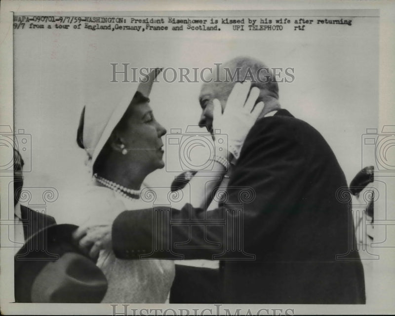 Load image into Gallery viewer, 1959 Press Photo Dwight Eisenhower, Wife Mamie Kiss After his Return to U.S.
