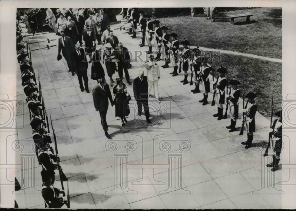 1958 Press Photo Pres & Mrs Eisenhower Walk Through Line of Monticello Guards