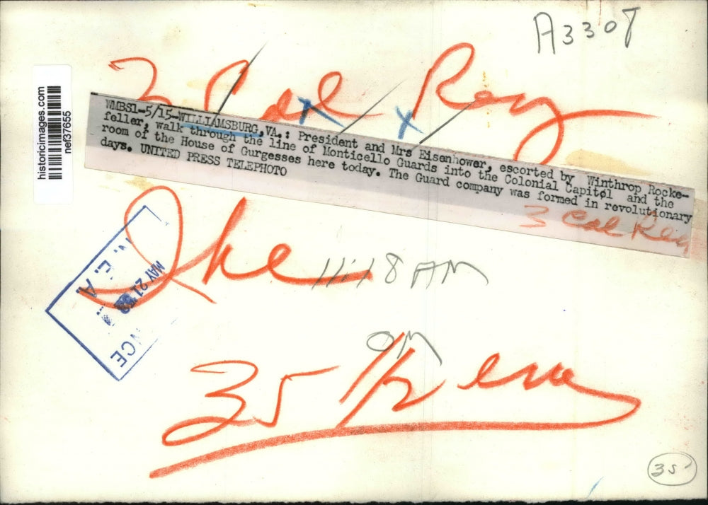 1958 Press Photo Pres & Mrs Eisenhower Walk Through Line of Monticello Guards