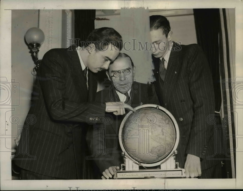 Load image into Gallery viewer, 1940 Press Photo Archduke Otto Visits House of Foreign Affairs Committee
