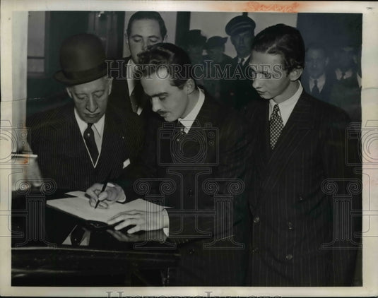 1940 Press Photo Archduke Otto of Hapsburg Signs Distinguished Visitors' Book