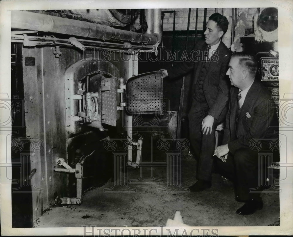 1944 Press Photo Detectives Holohan & Gustavson with Furnace Used to Cremate