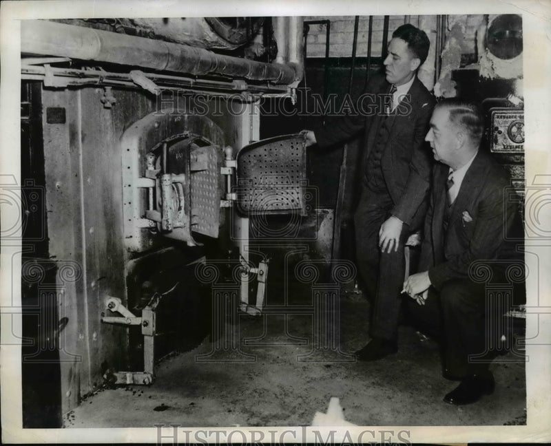 Load image into Gallery viewer, 1944 Press Photo Detectives Holohan &amp; Gustavson with Furnace Used to Cremate
