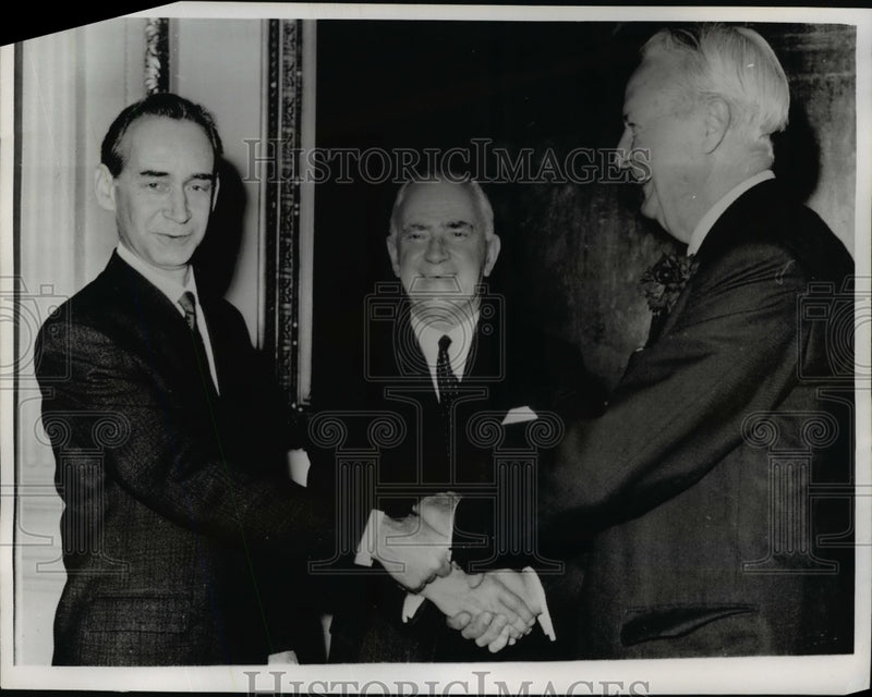 Load image into Gallery viewer, 1968 Press Photo Mikhail N. Smirnovsky, Michael Stewart, David Bruce Shake Hands
