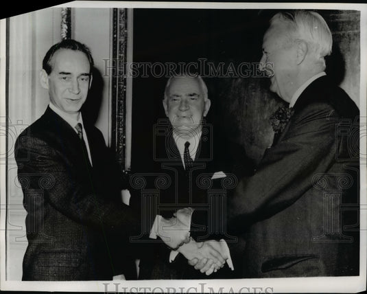 1968 Press Photo Mikhail N. Smirnovsky, Michael Stewart, David Bruce Shake Hands