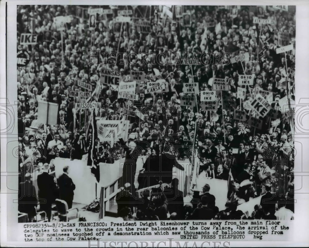 1956 Press Photo Dwight Eisenhower Waves to Republican Convention Crowds
