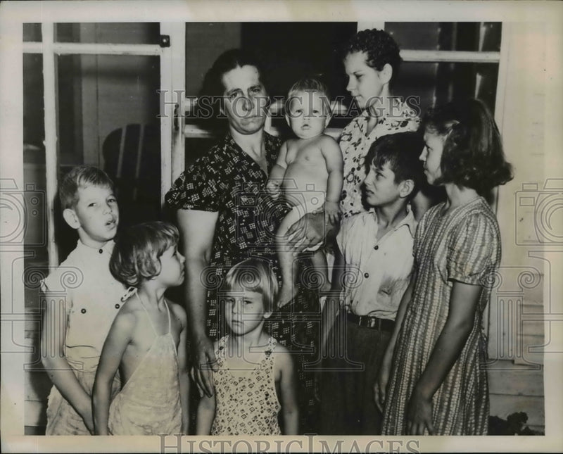 Load image into Gallery viewer, 1939 Press Photo Family of James Marshall, foreman Arrested in LSU Scandal
