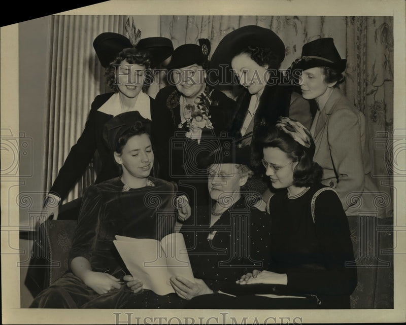 Load image into Gallery viewer, 1941 Press Photo Women Honored by Congress of American Industry, Astoria Hotel
